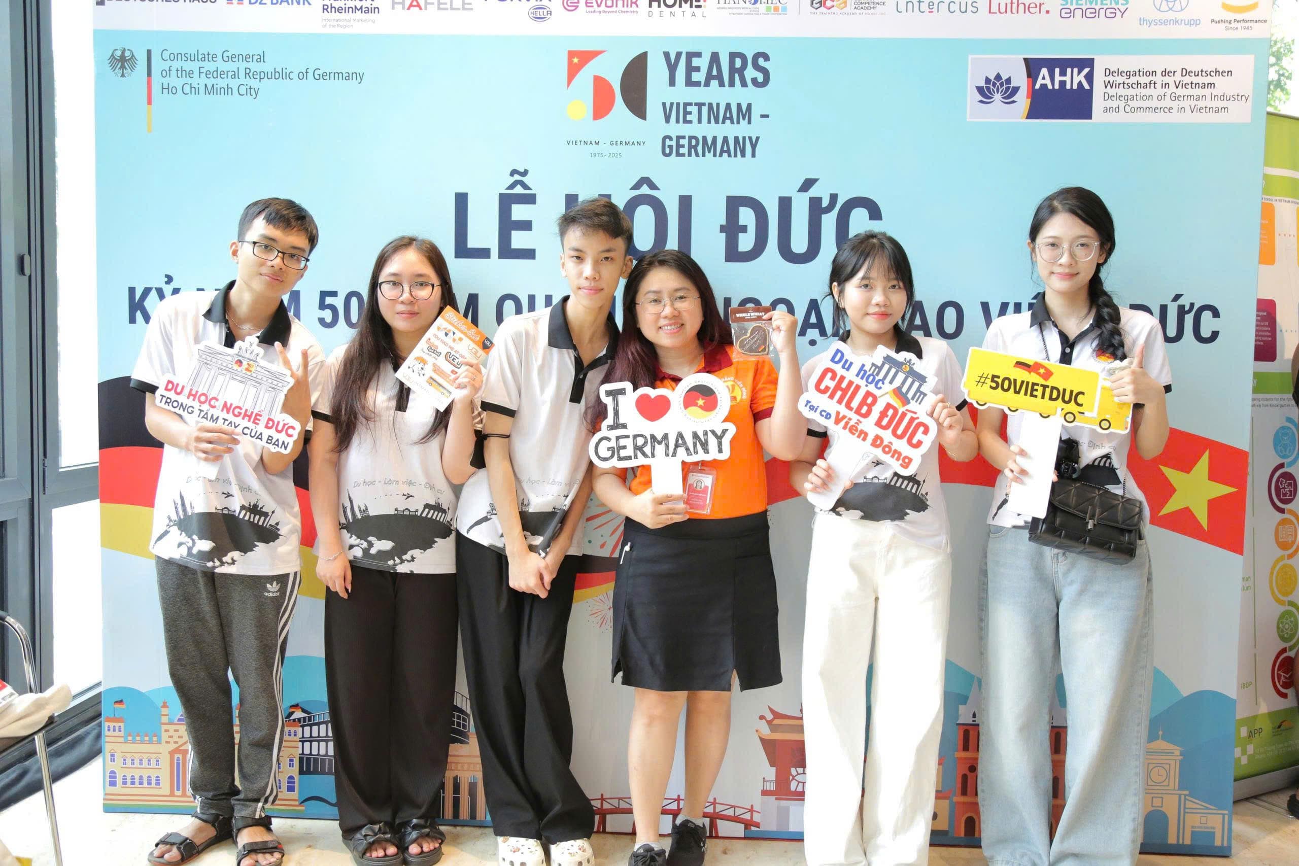 Students of the Viet Duc Study Abroad and Language Center enthusiastically attended the German Festival