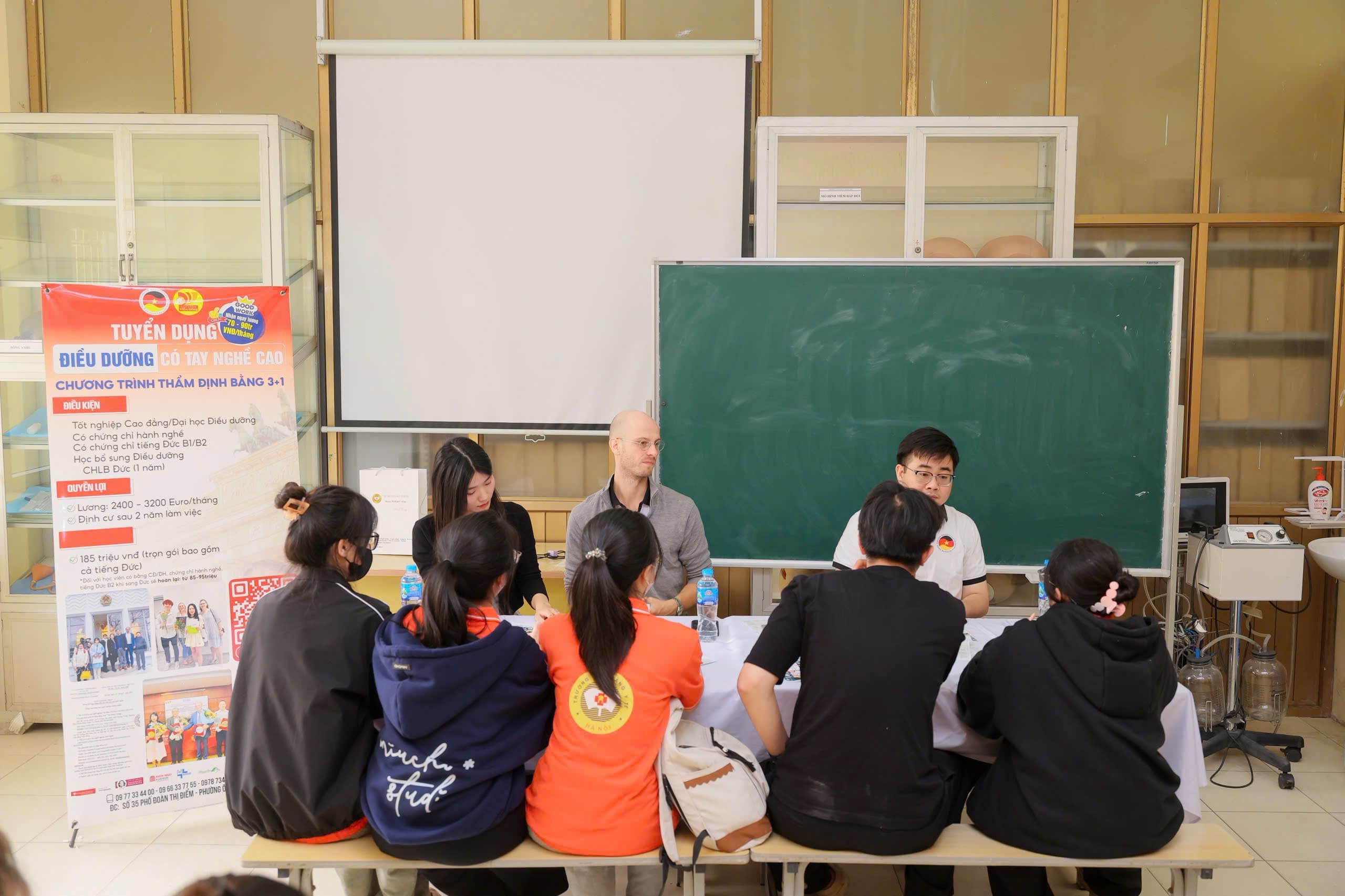 Teacher Max accompanies Hanoi learners on the journey to conquer the German language.